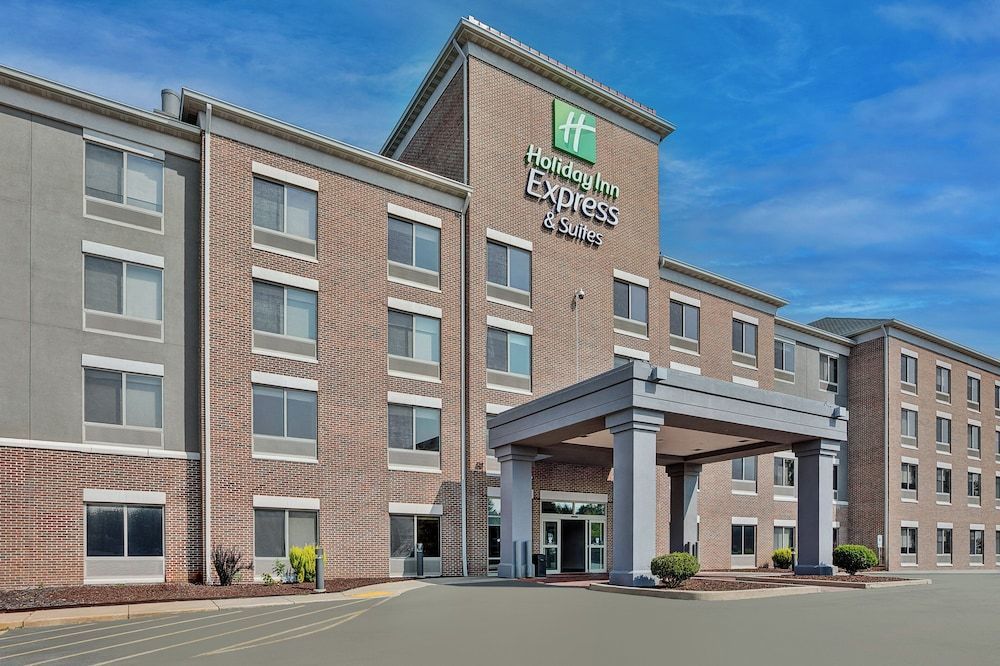 Holiday Inn Express & Suites MILWAUKEE NW – PARK PLACE by IHG 1