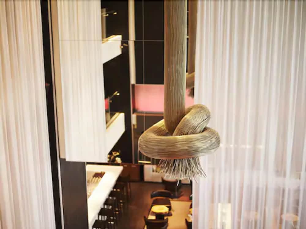 Le Germain Hotel Maple Leaf Square 2