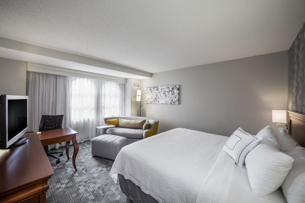 Courtyard by Marriott Norfolk Downtown 2