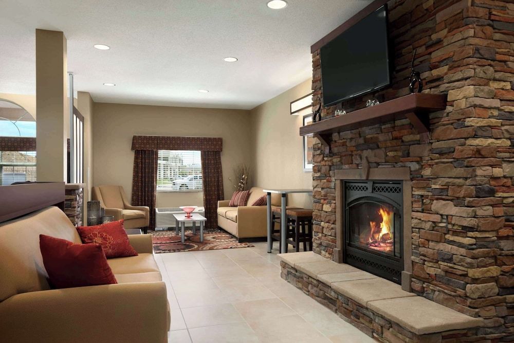 Microtel Inn & Suites by Wyndham St Clairsville - Wheeling 2