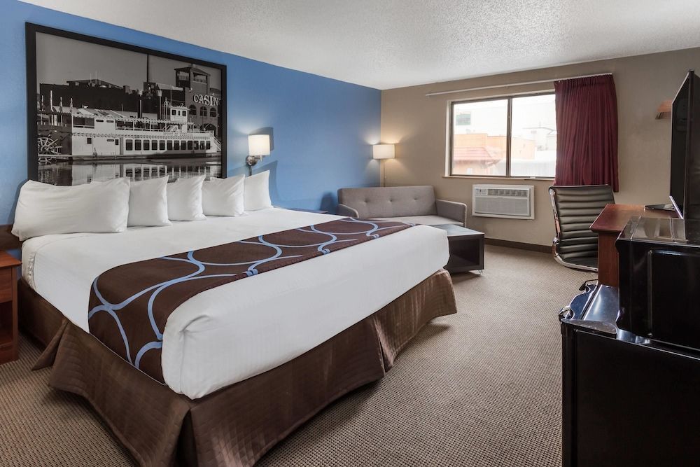 Super 8 by Wyndham Dubuque 1