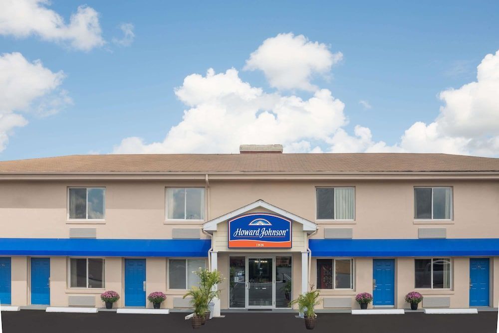 Howard Johnson by Wyndham Springfield 1