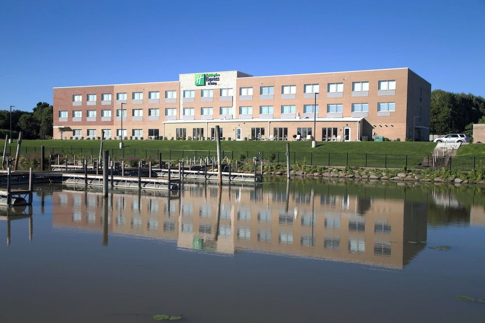 Holiday Inn Express & Suites PORT HURON by IHG 1