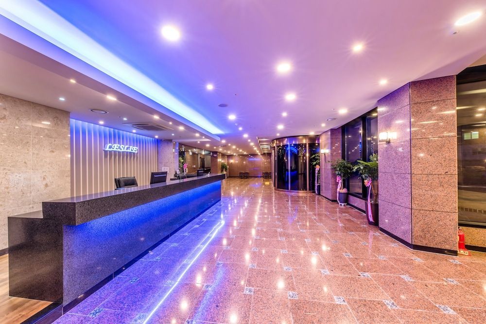 Leslie Hotel 2