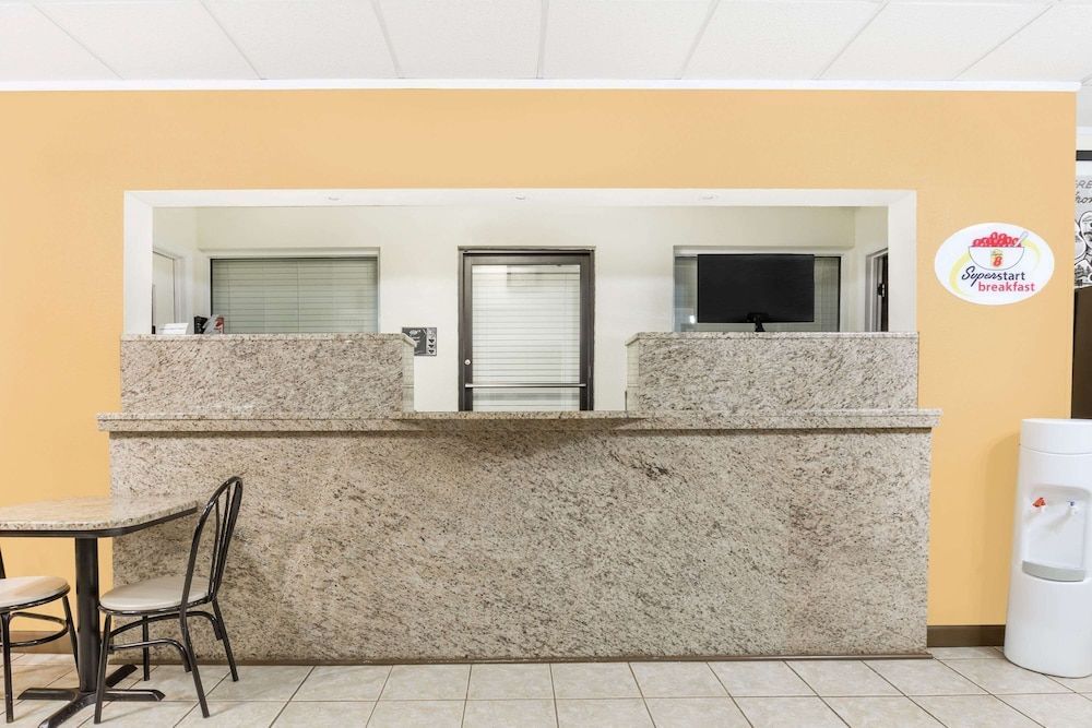 Super 8 by Wyndham Santee/I-95 2