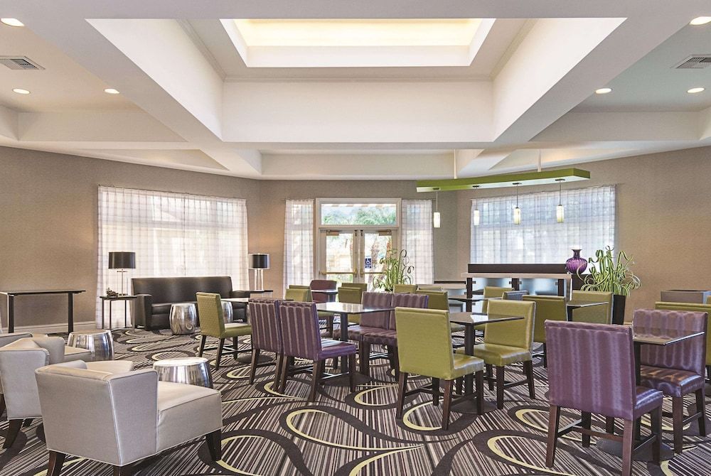 La Quinta Inn & Suites by Wyndham Ontario Airport 2