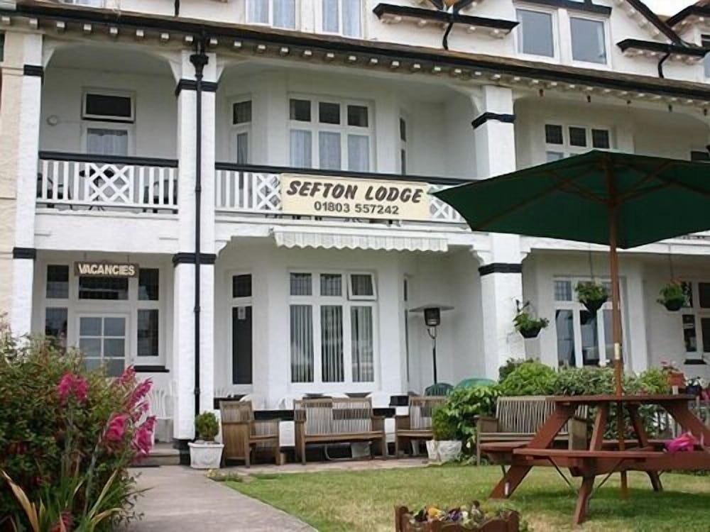 Sefton Lodge SEAFRONT ,PANORAMIC SEA VIEW ENSUITE BALCONY ROOMS AVAILABLE, GUEST GARDEN 1