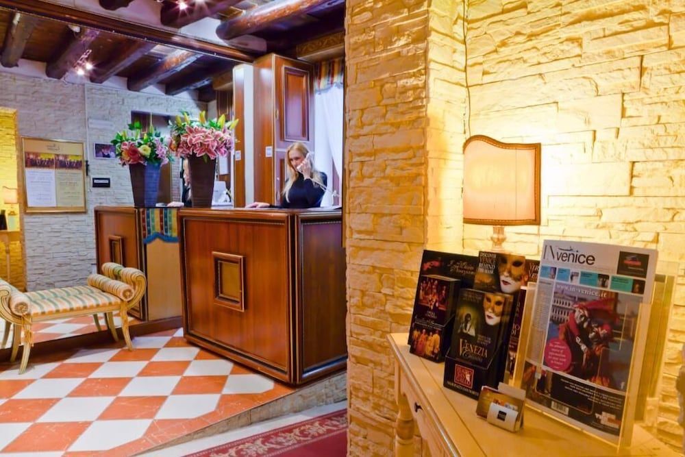 HOTEL HENRY 2