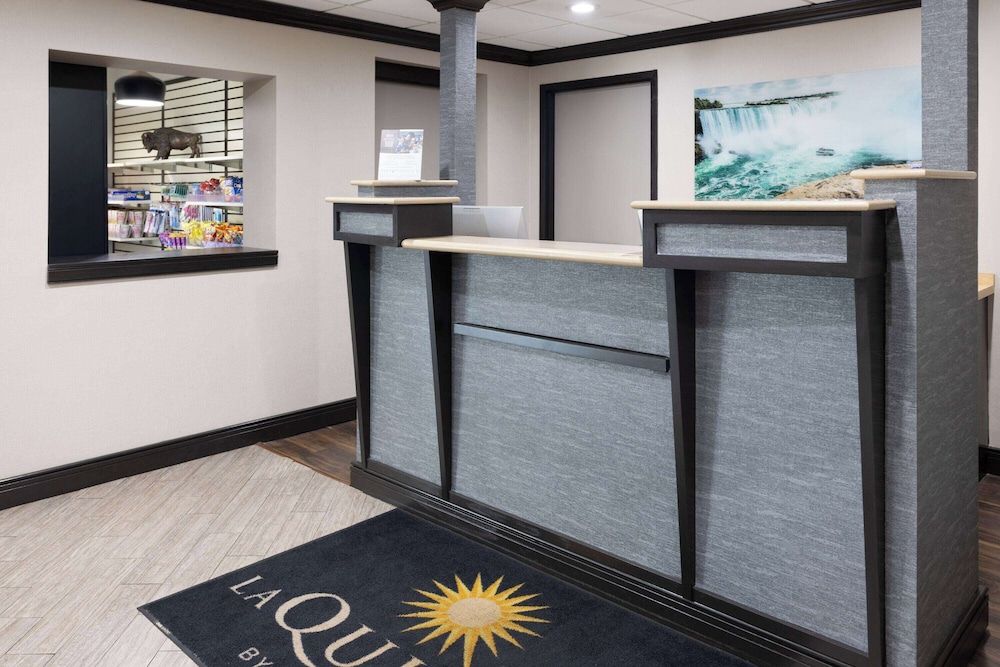 La Quinta Inn by Wyndham Buffalo Airport 1