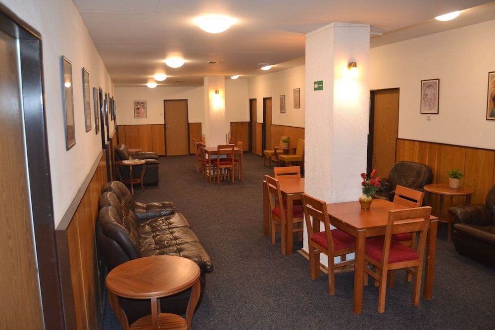 Hotel Bohemians 2