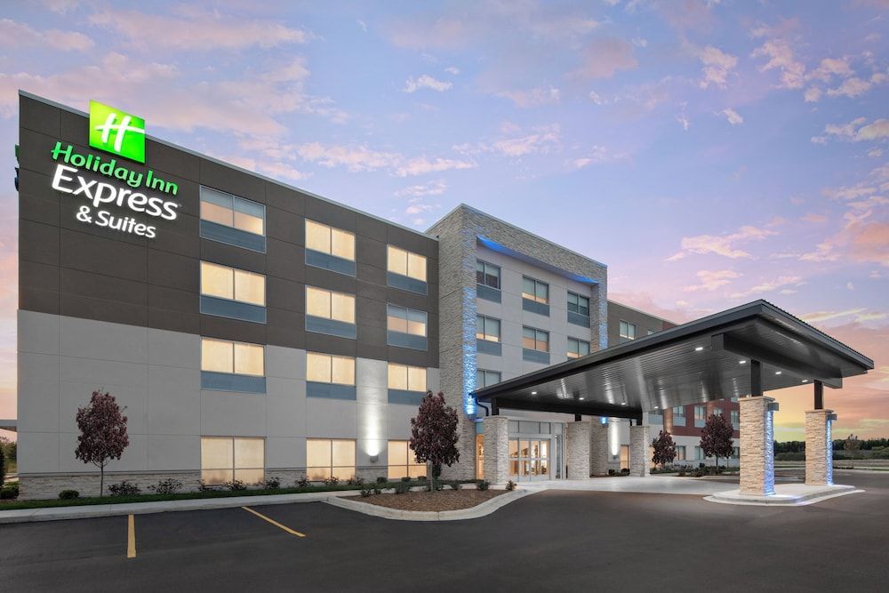 Holiday Inn Express & Suites ELKHORN - LAKE GENEVA AREA by IHG 1