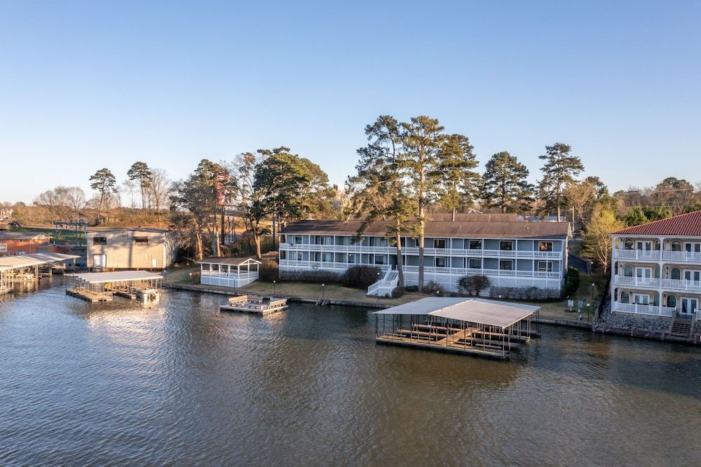The Hamilton - Lakefront & Studio Suites, Hot Springs 1