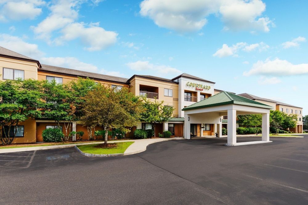 Courtyard by Marriott Manchester-Boston Regional Airport 1