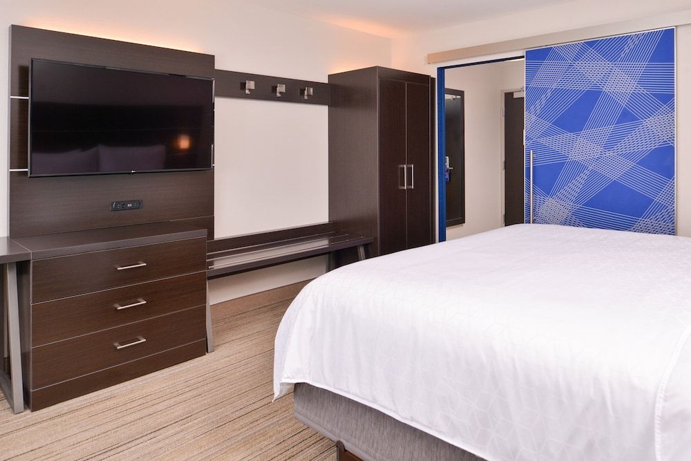 Holiday Inn Express & Suites OLATHE WEST by IHG 2
