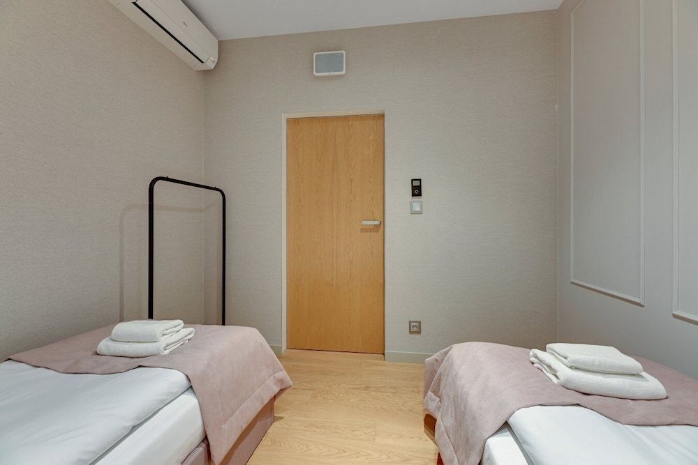 DEO PLAZA Premium Suites & Riverside by Downtown Apartments 2