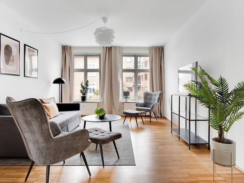 Constantin - Chic 2-Bdr Apt with Balcony 1