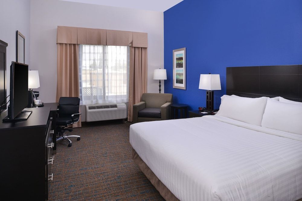 Holiday Inn Express & Suites BAKERSFIELD AIRPORT by IHG 2