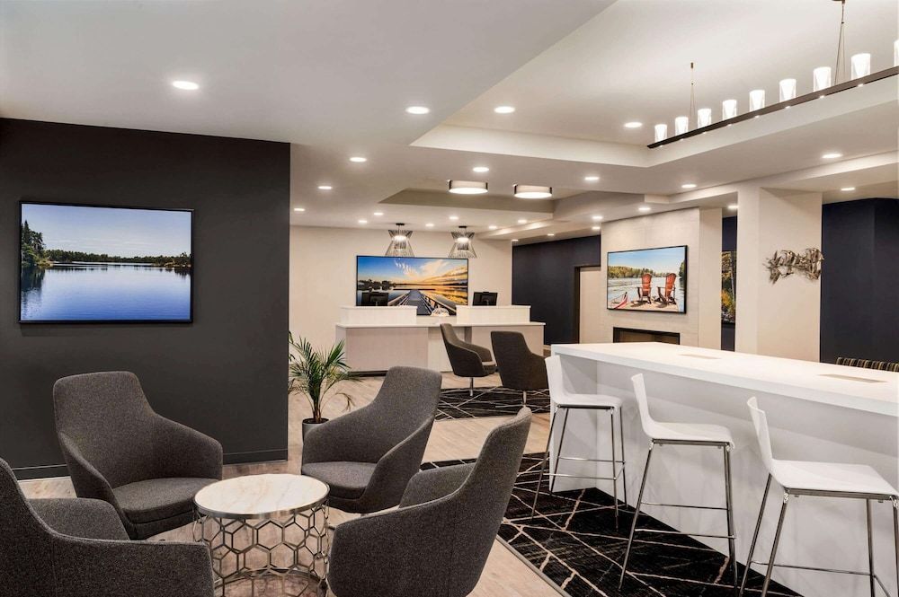 Microtel Inn & Suites by Wyndham Aurora 2