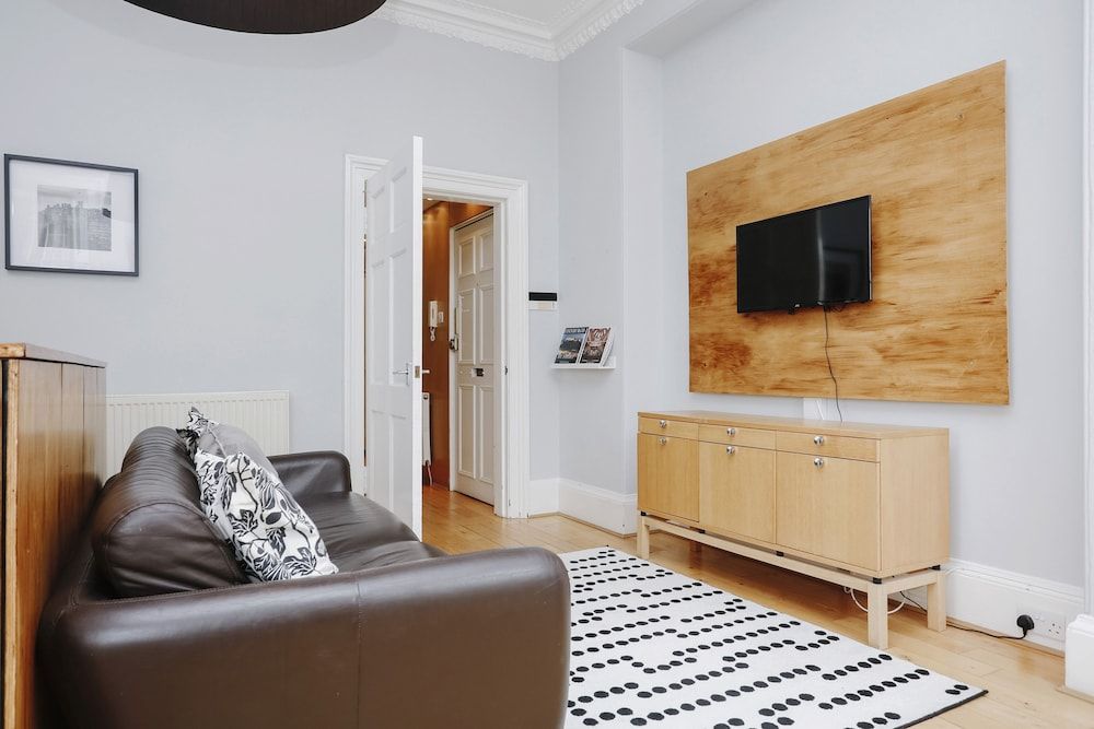 JOIVY Bright 2Br Apt W/ Stunning View, Next To Edinburgh Castle 1