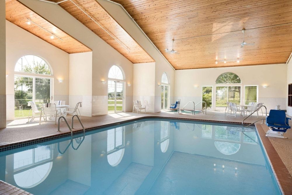 Country Inn & Suites by Radisson, Mason City, IA 1