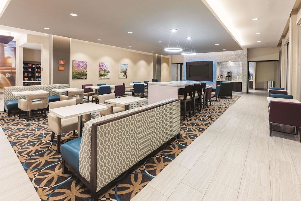 La Quinta by Wyndham Terre Haute 2