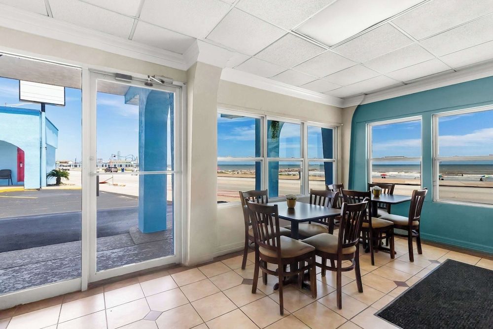 Econo Lodge Galveston Seawall 2