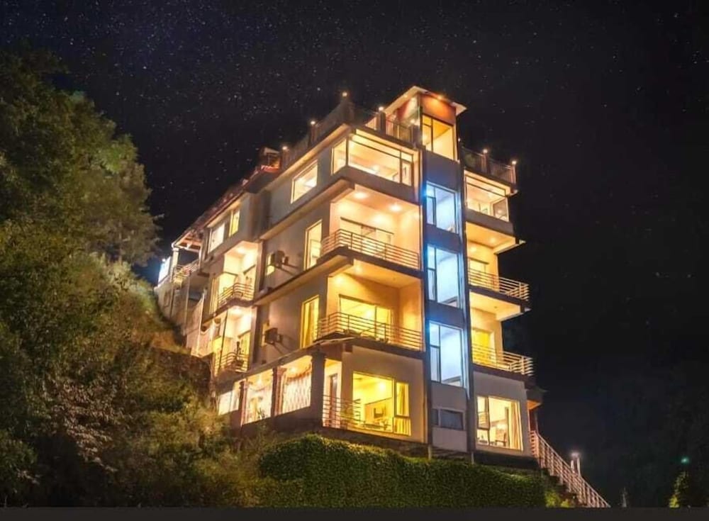 Wood Stock Kasauli-Rooms With Balcony & Cottages with private Terrace-Panoramic View -Adjoining Forest Track 1