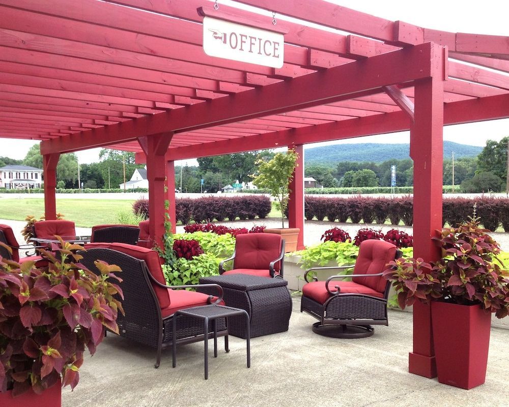 Vinehurst Inn And Suites 1