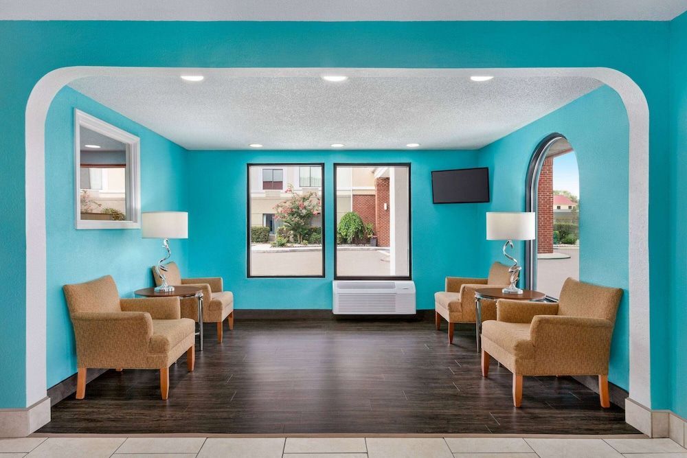 Howard Johnson by Wyndham Chattanooga Lookout Mountain I-24 2
