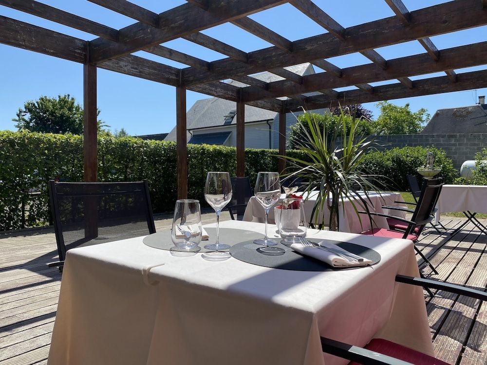 Logis Hôtel Restaurant SPA Le Tosny 1