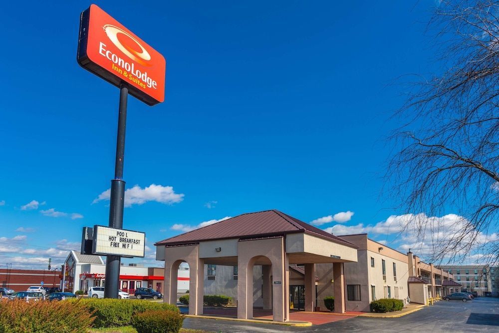 Econo Lodge & Suites Clarksville near Governors Square Mall 1