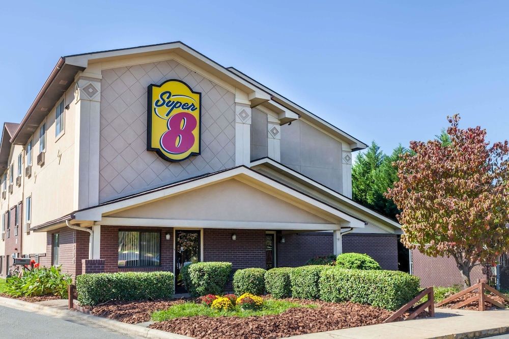 Super 8 by Wyndham Charlotte/Amusement Park Area 1