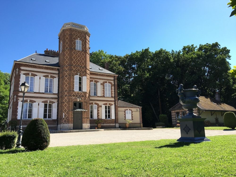 Château de Montabert 1