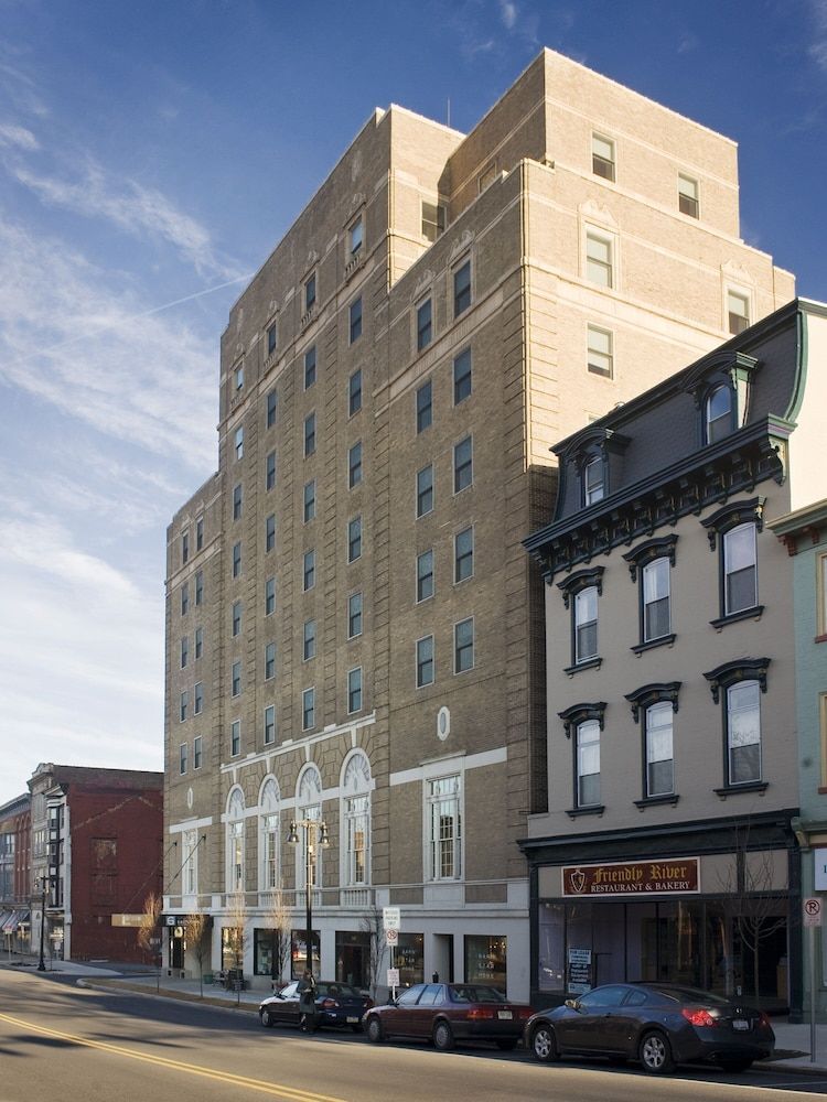 Grand Eastonian Hotel & Suites 1