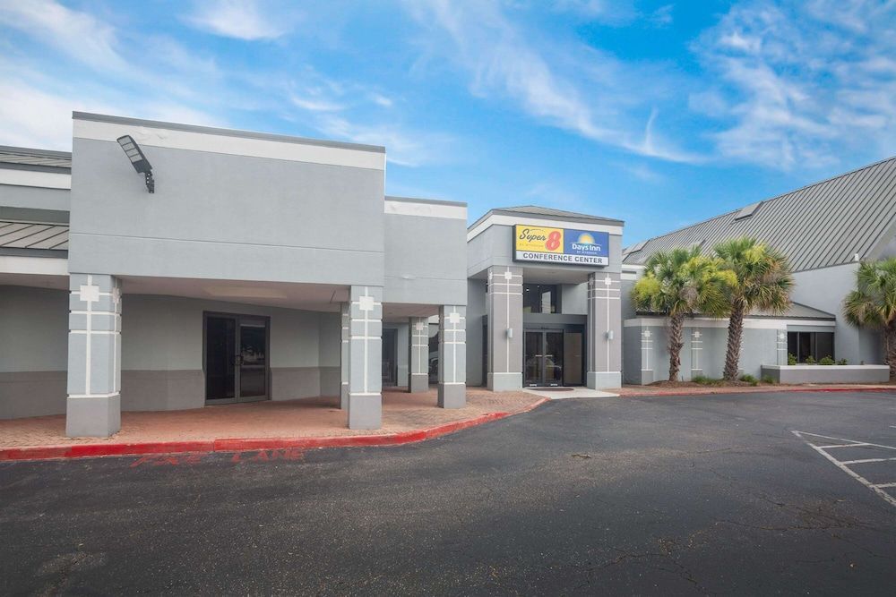 Super 8 by Wyndham Mobile I-65 1