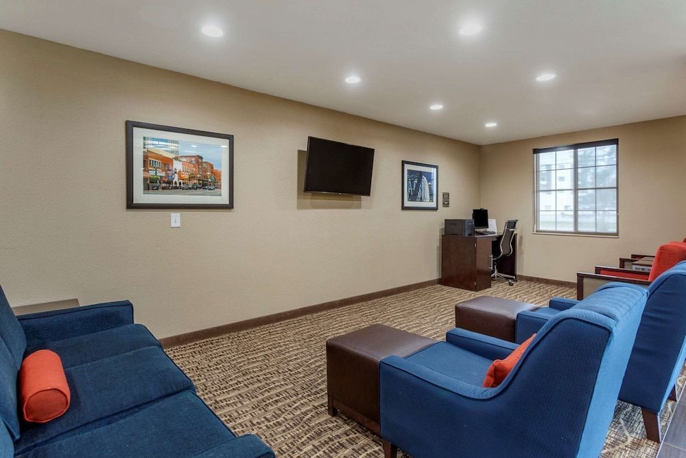 Comfort Suites Clarksville near Governors Square Mall 2