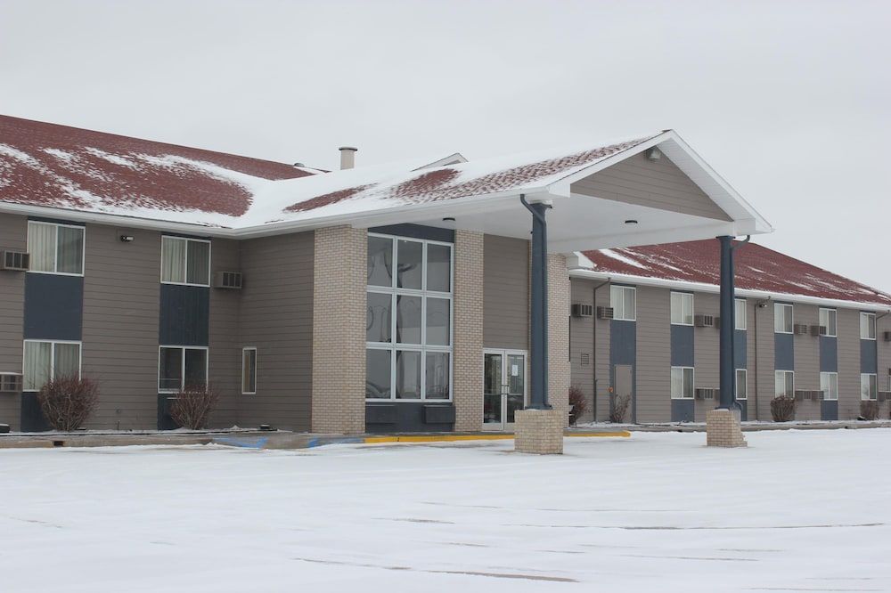 Alliance Hotel & Suites, a Howard Johnson by Wyndham 1