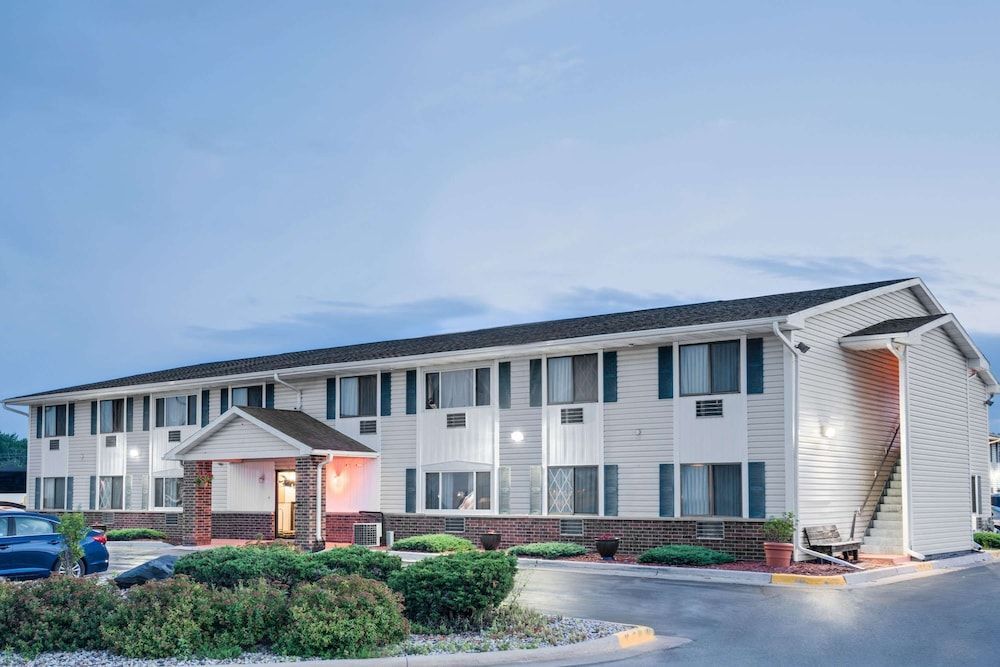 Super 8 by Wyndham Tomah Wisconsin 1