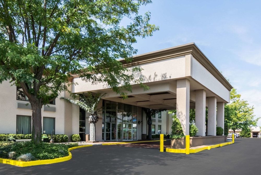 Plaza Inn & Suites 1