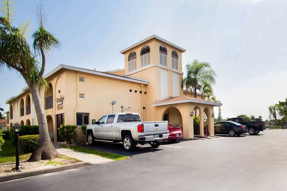 OYO Waterfront Hotel- Cape Coral Fort Myers, FL 1