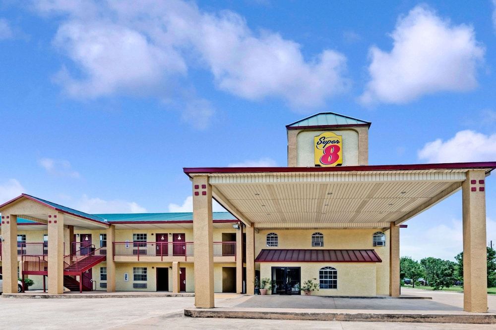 Super 8 by Wyndham Dallas South 1