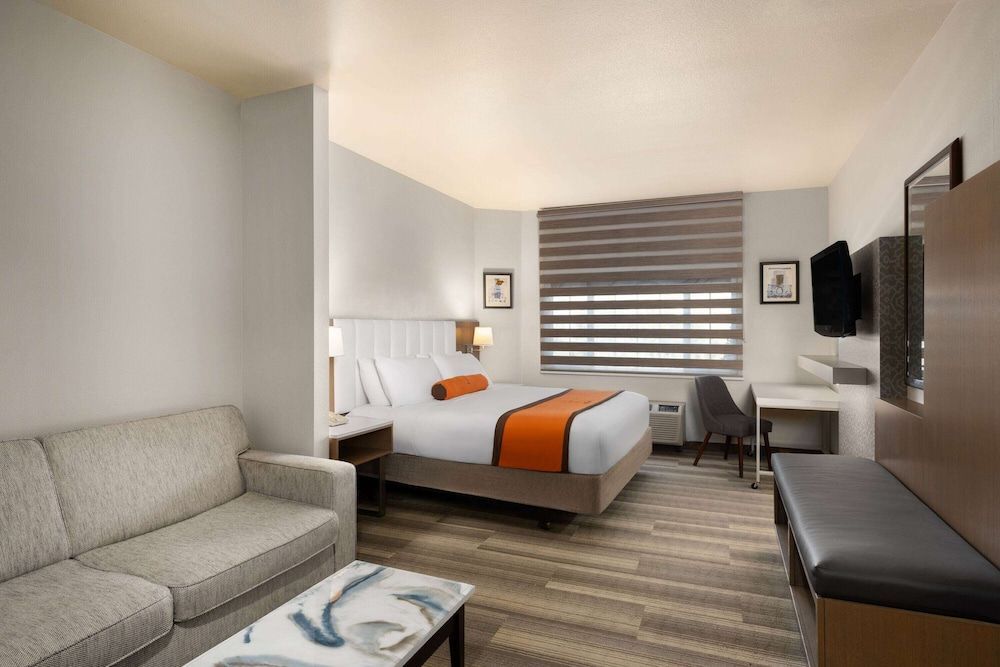 Hotel Marguerite South Anaheim - Garden Grove, Trademark Collection by Wyndham 1