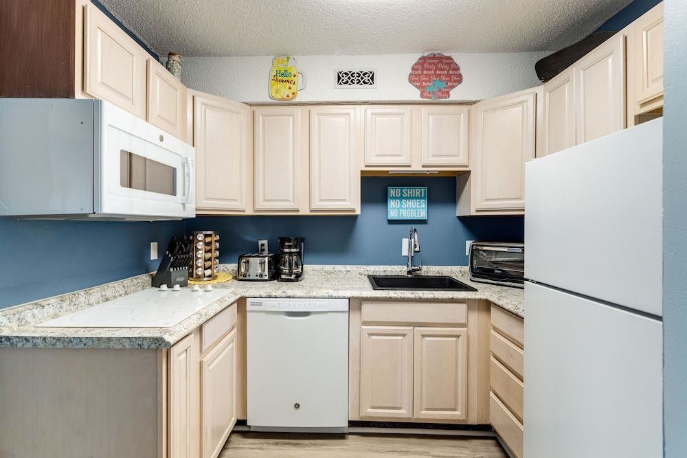 Marylander Condominiums, 90 steps from the beach 2