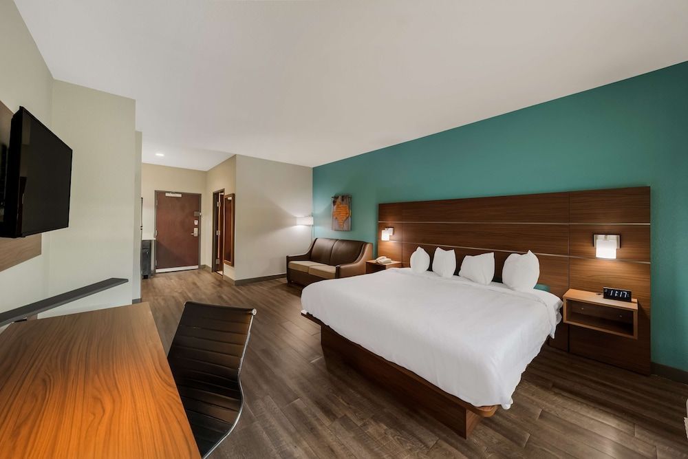 Best Western Plus Bowie Inn & Suites 1