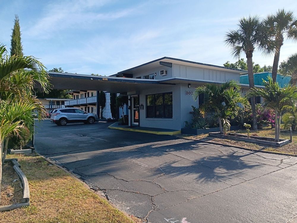 Budget Inn East 1