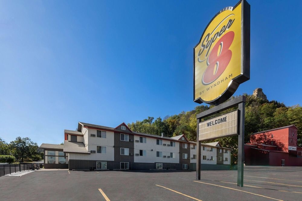 Super 8 by Wyndham Winona MN 1