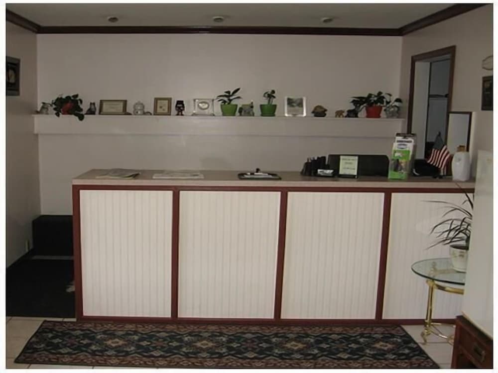 Red Carpet Inn and Suites Plymouth 2