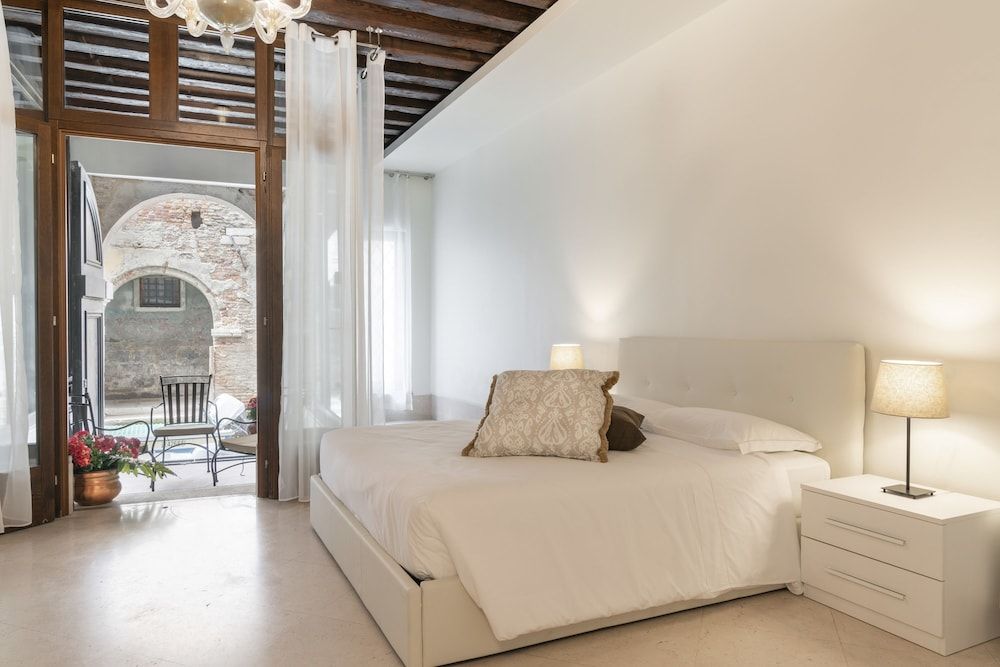 Riva Palace Apartments by Wonderful Italy 2