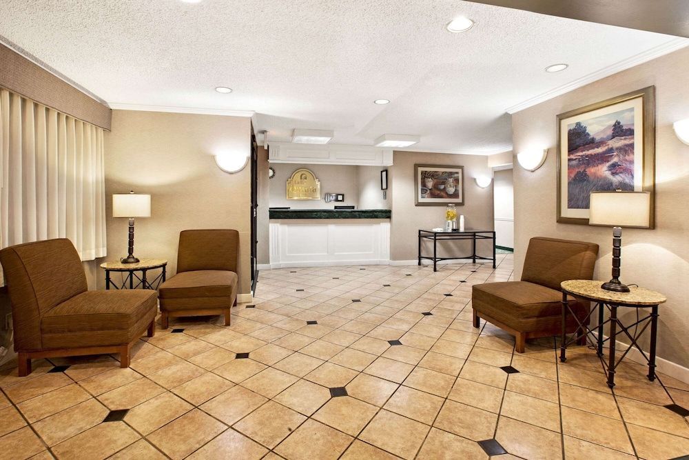 La Quinta Inn by Wyndham Detroit Canton 2