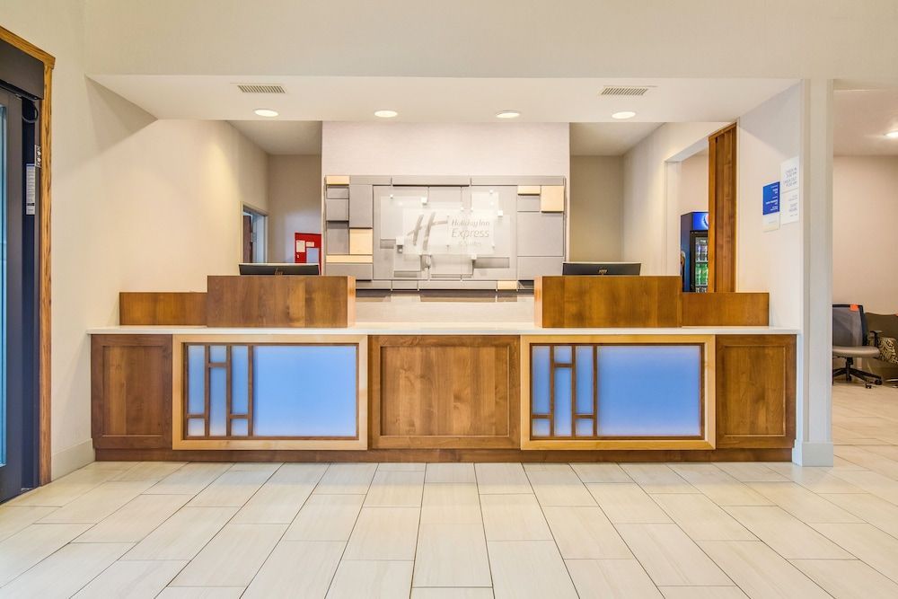 Holiday Inn Express & Suites CUSTER by IHG 1
